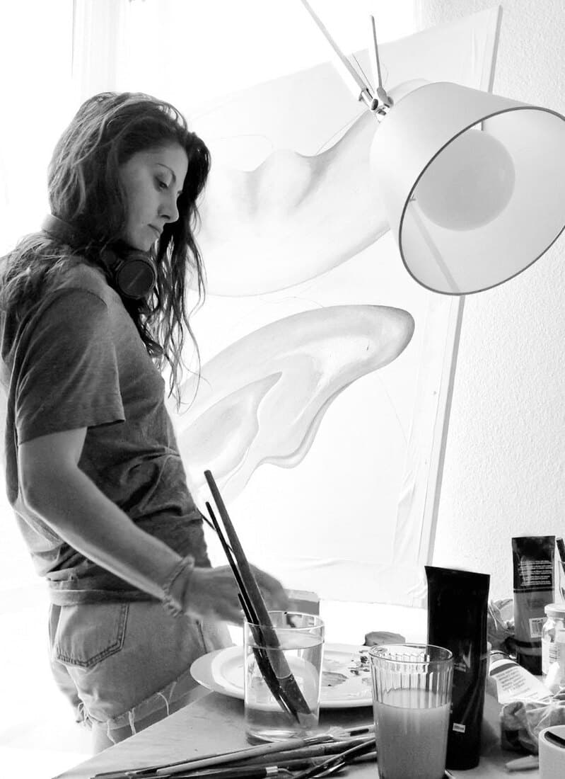 Maia Grigalashvili pintando en su taller