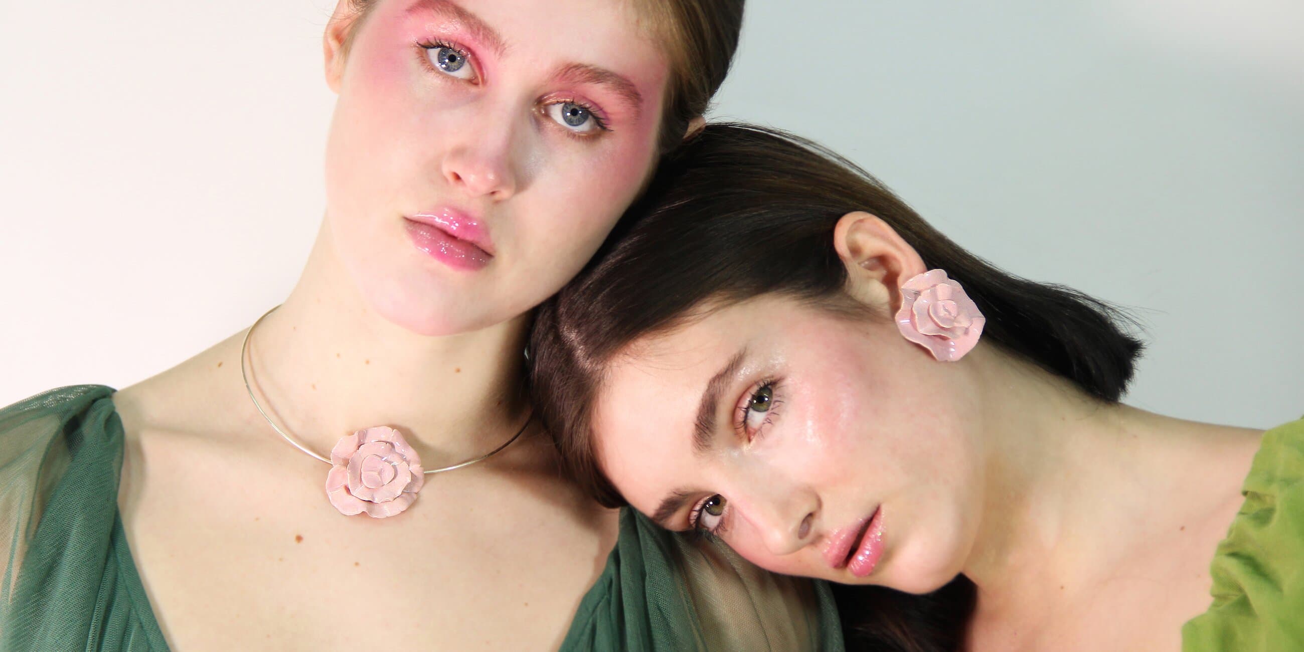 Dos modelos con collar y pendientes de rosas de la colección Wardi