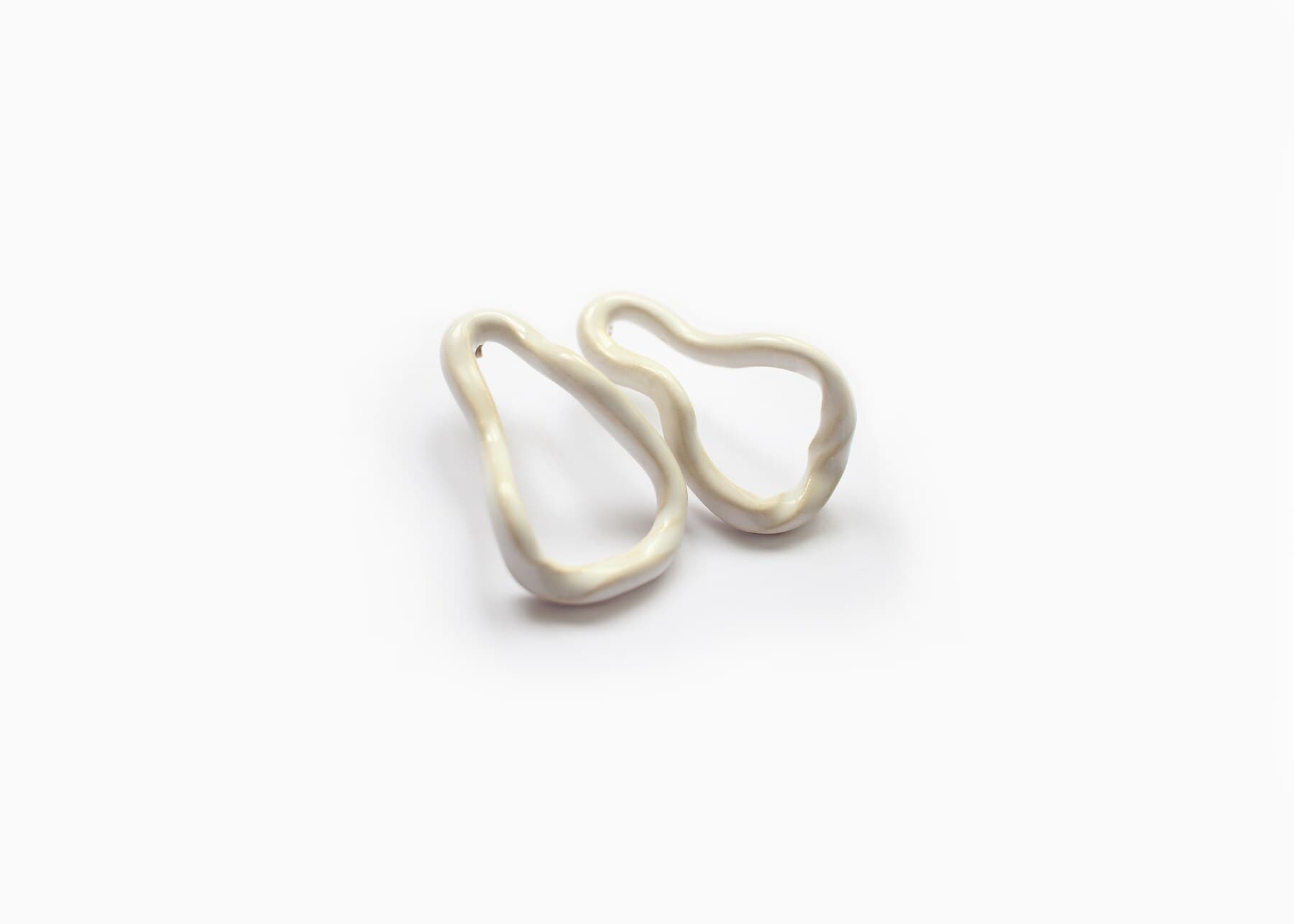 Luu pendientes blanco